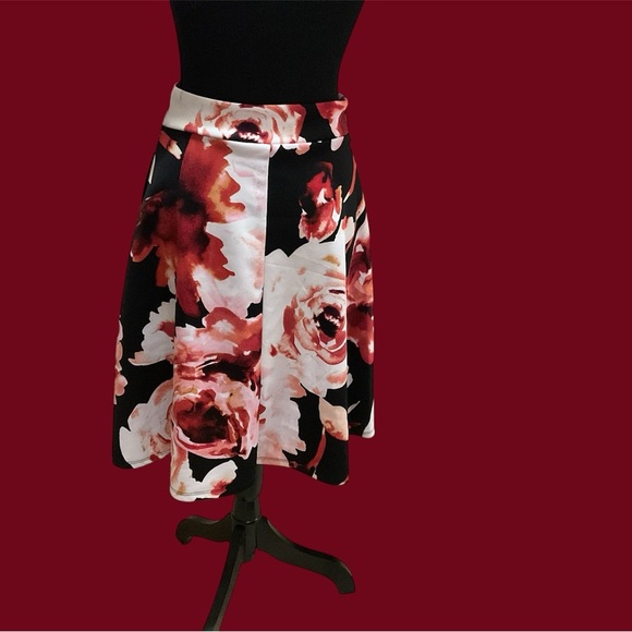 SEE YOU MONDAY LOS ANGELES FLORAL PULL ON SKIRT SIZE MEDIUM GENTLY WORN - Picture 2 of 3